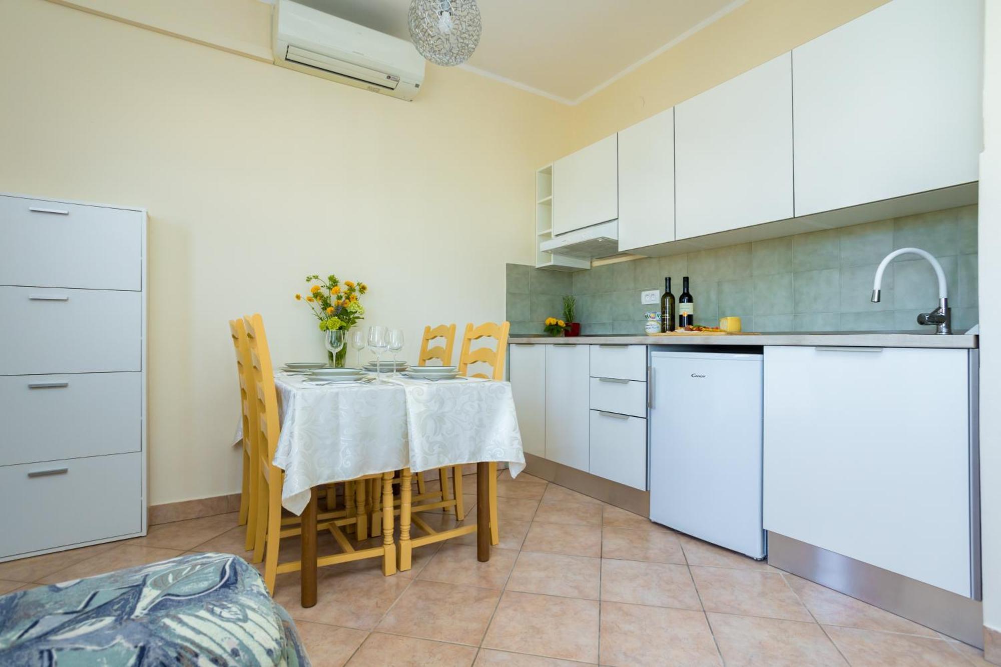 Apartments And Rooms Kod Keti Malinska Exterior photo